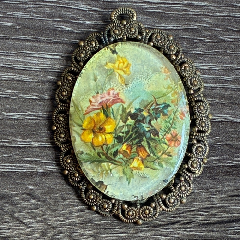 Vintage Floral Cameo Pendant - Picture 3 of 7